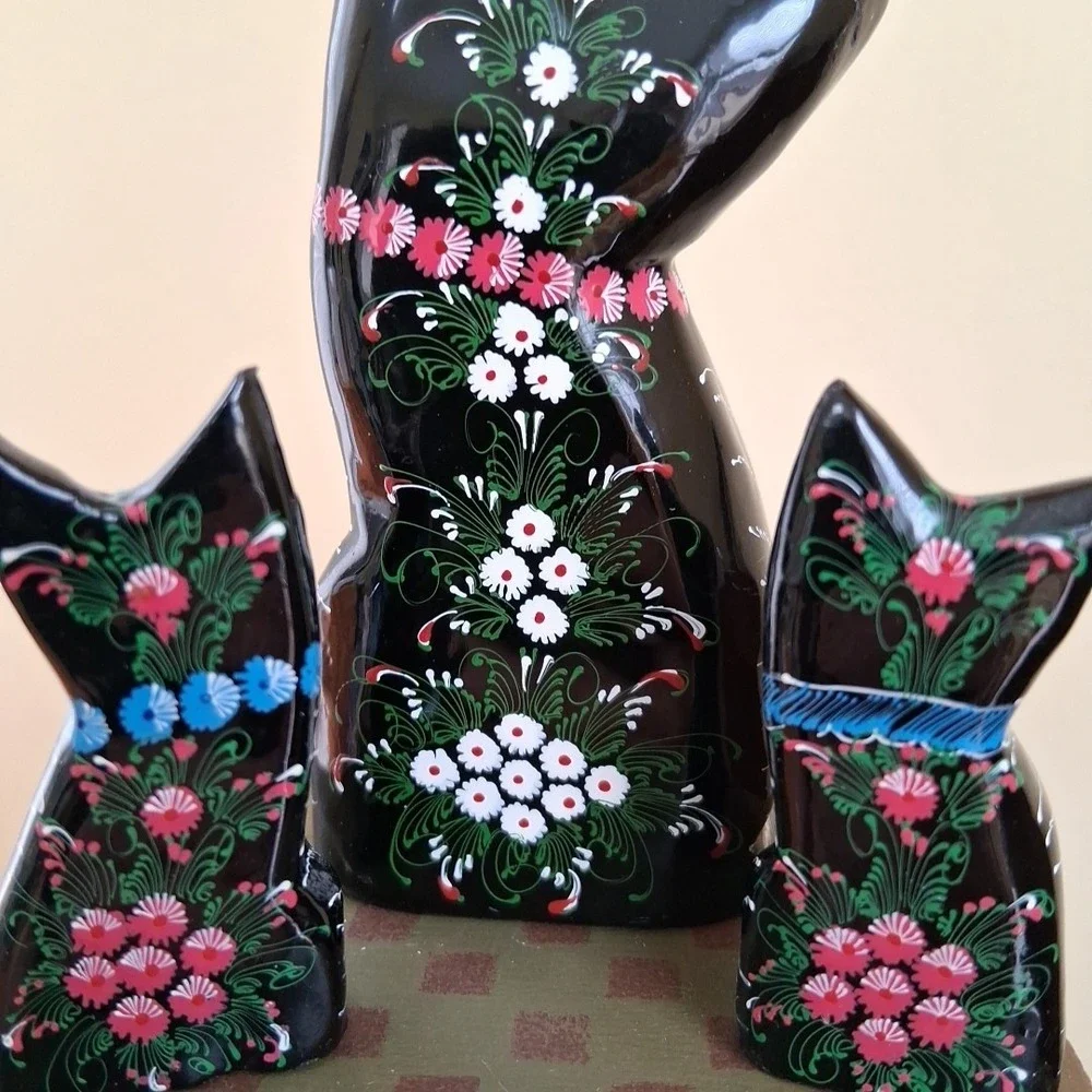 Set Of 3 Wood Carved Handpainted Cats. Vintage. Thailand.
